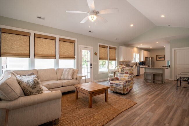 Foto del edificio - NEW, CLEAN OFF-SEASON RENTAL END OF MARCH THROUGH MID-MAY