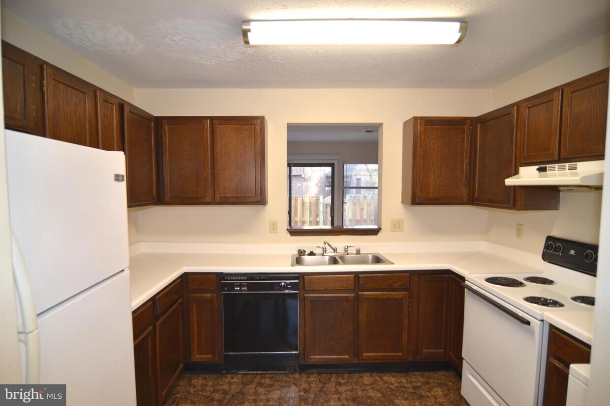 Primary Photo - 13 King James Pl