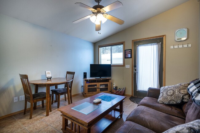 Foto del edificio - Avail. February thru April 30. 1 bedroom w...