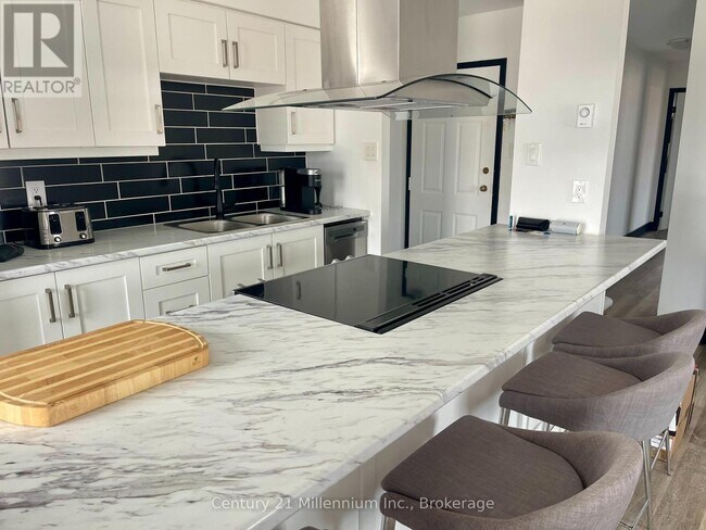 Building Photo - 250 Hurontario St