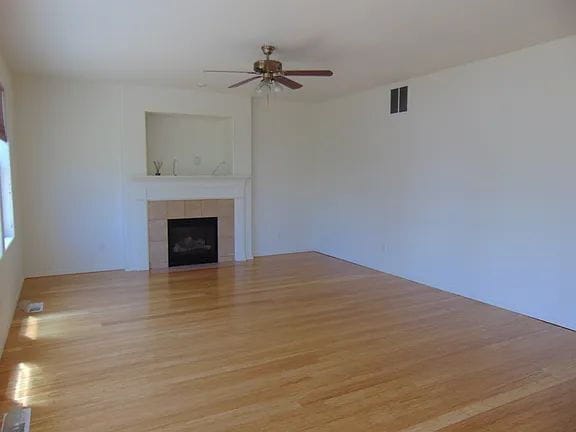 Foto del edificio - "Charming 3-Bed Oasis with Fireplace & 2.5 Baths on Royalstar Ave, Hillsboro!"