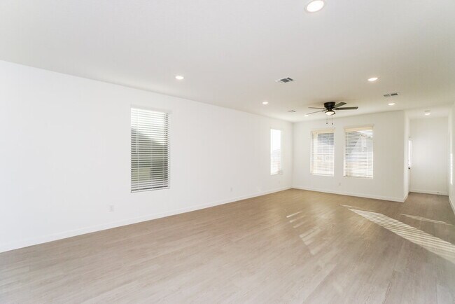 Foto del edificio - 15546 Crescent Pne