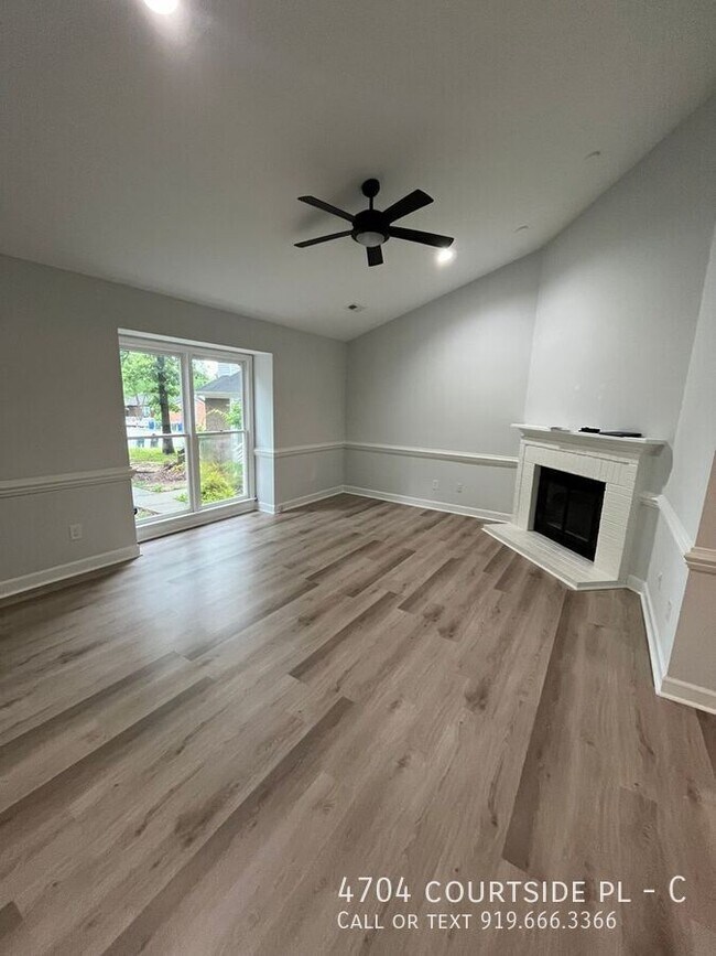 Foto del edificio - 4704 Courtside Pl