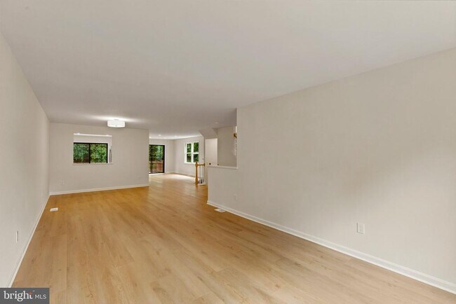 Building Photo - 7937 Valleyfield Dr