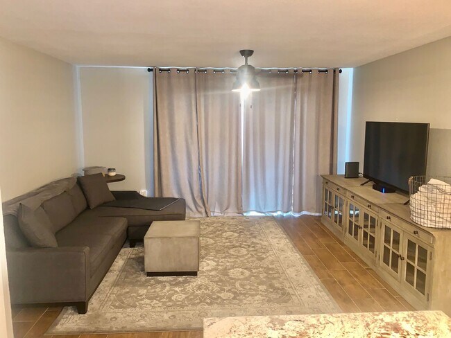 Foto del edificio - Beautifully Updated Fully Furnished Execut...