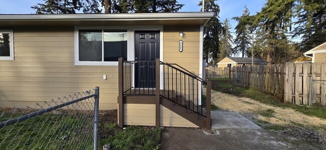 Building Photo - 2 Bedroom located minutes from JBLM