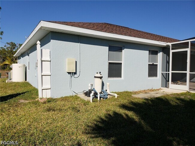 Building Photo - 2026 NE 33rd Terrace