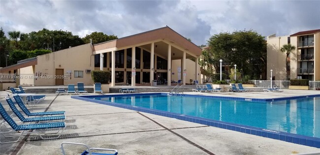 Foto del edificio - 14201 N Kendall Dr