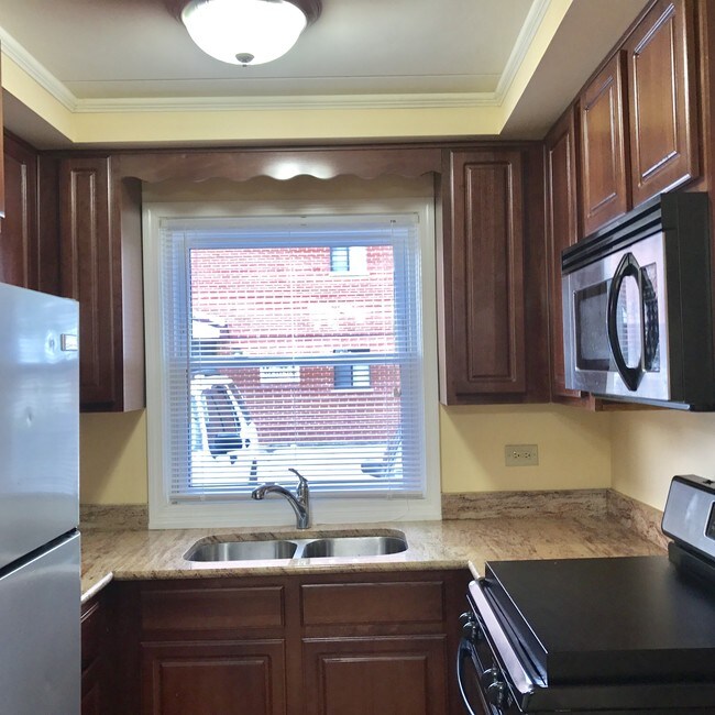 Building Photo - 9625 Ridgeland Ave