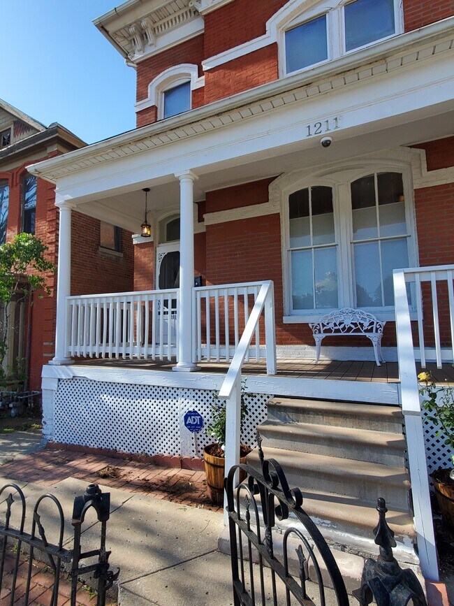 Building Photo - 1211 Jules St
