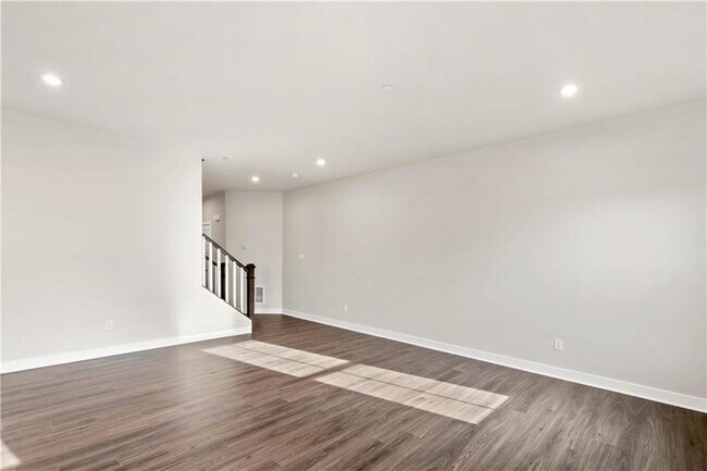 Foto del edificio - 240 Cranesbill Dr
