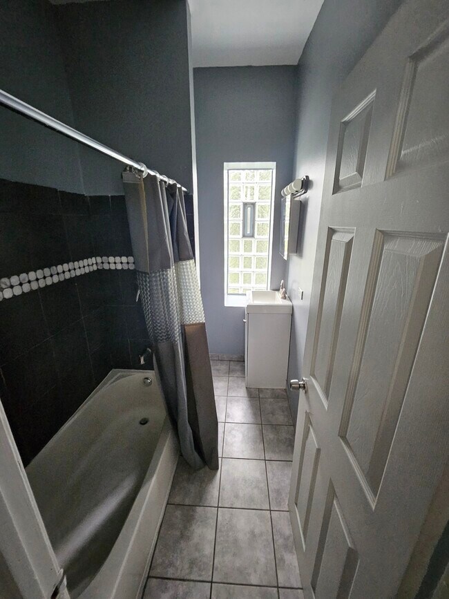 Foto del edificio - 6620 S Saint Lawrence Ave