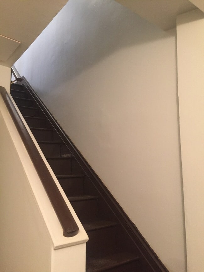 Building Photo - Top Floor 1 Bedroom with Parking Downtown ...