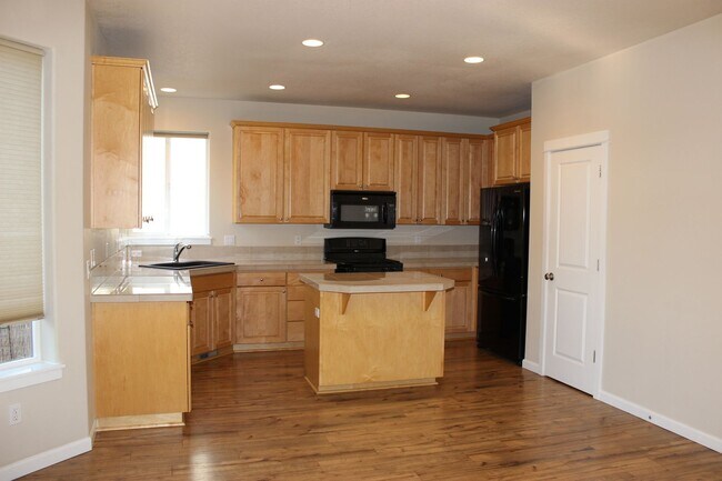 Foto del edificio - Westside Bend Home Near Old Mill | Spacious Layout & Fenced Yard