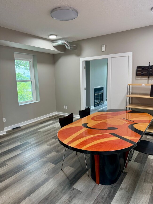 Building Photo - 3 bedroom apartment by UC campus!