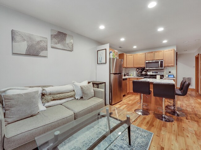 Foto del edificio - 2425 N Greenview Ave