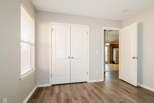 Building Photo - 716 Cavecreek St