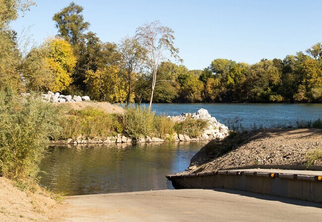 Building Photo - 3 Bedroom home in beautiful Lake California