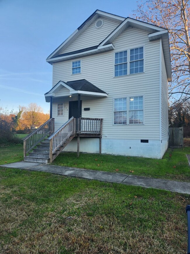 Building Photo - Lovely 3bd. 1.5 Bath