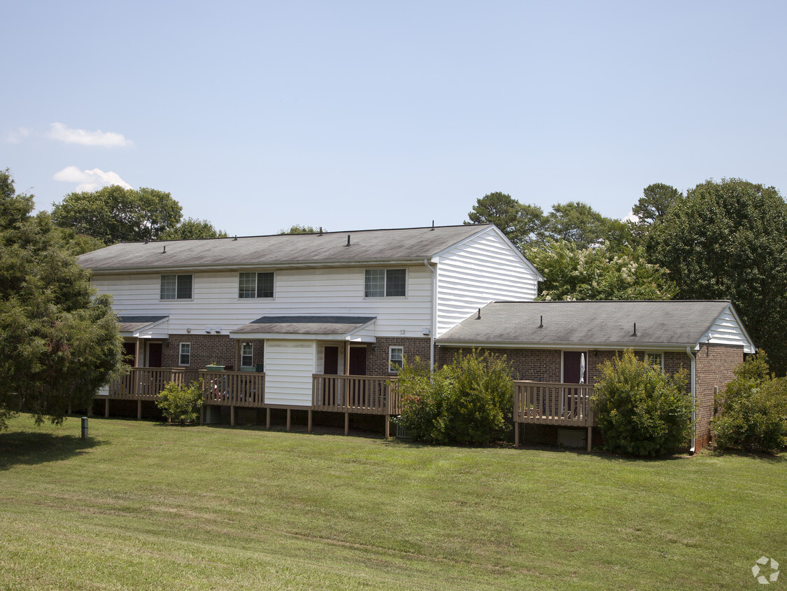 Primary Photo - Green Oaks Apartments