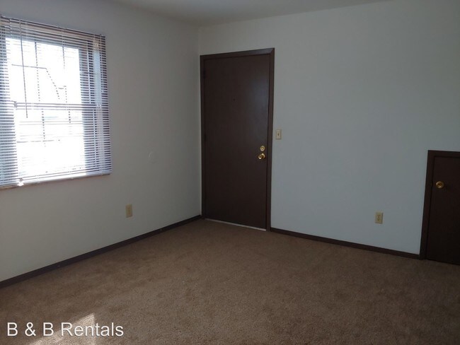 Building Photo - 526 Boxwood Dr