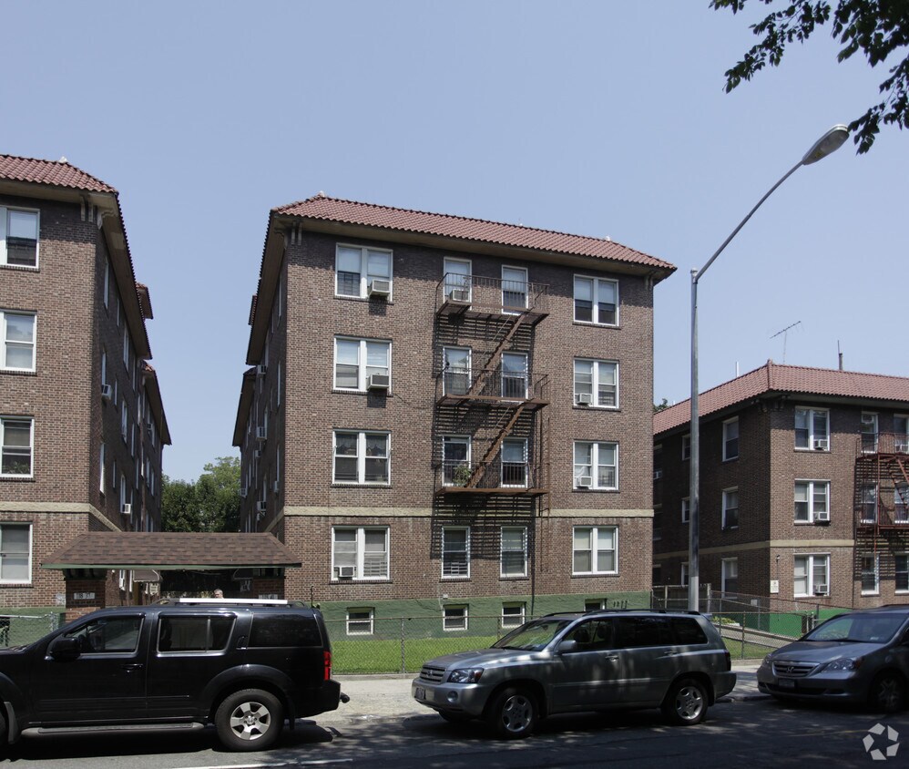 Building Photo - 11853 Metropolitan Ave