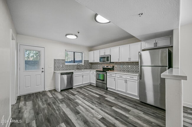 Building Photo - 5010 N 22nd Ave