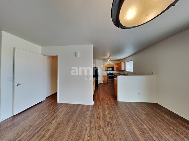 Foto del edificio - 6727 W Desert Ln