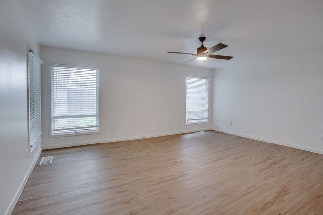 Foto del edificio - Pre Leasing for Fall 2026! 4/3 in Medical District