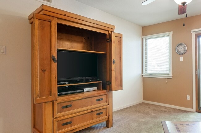 Foto del edificio - Fully Furnished One Bedroom, One Bath Ready Now!!!