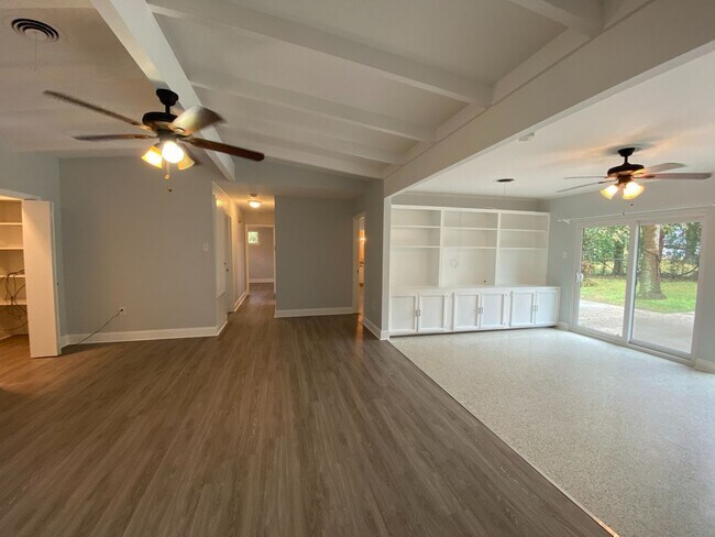 Foto del edificio - Stylish & Spacious 3BR Home with Patio, Fi...