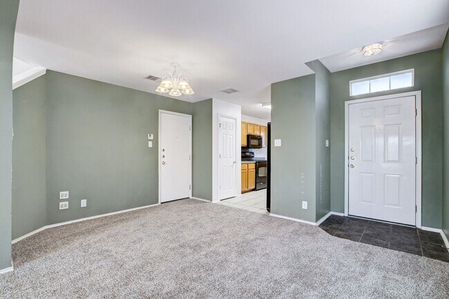 Foto del edificio - ***APPLICATION CURRENTLY UNDER REVIEW***Spacious Two-Story Home with Modern Comforts and Prime Lo...