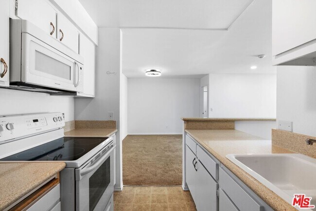 Foto del edificio - 7301 Raintree Cir