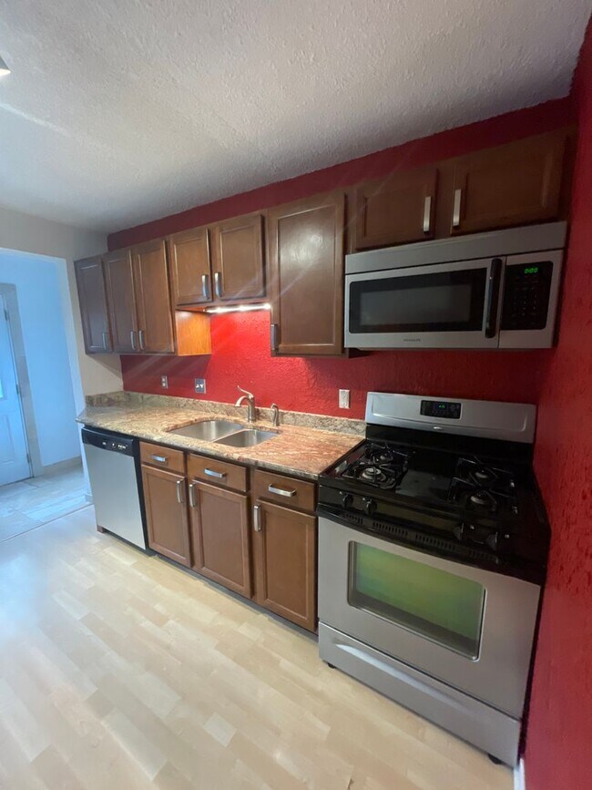 Foto del edificio - AVAILABLE December 15th - 3 Bed/1.5 Bath Home with Lake views!