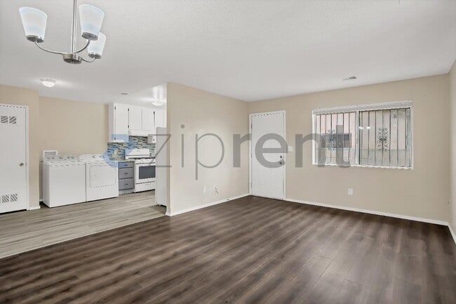 Foto del edificio - 16025 L St