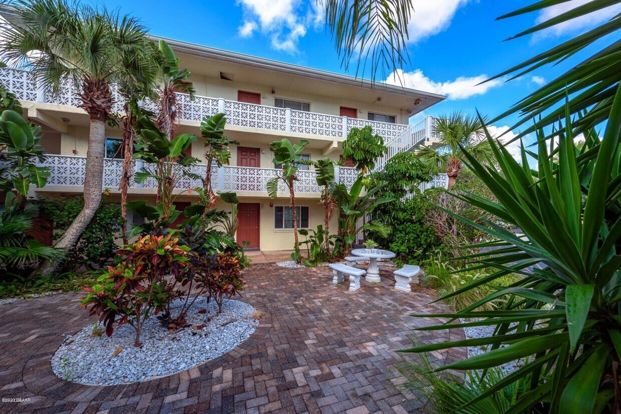 Primary Photo - 102 S Peninsula Dr