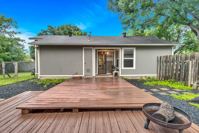 Building Photo - 9721 Holly Springs Dr