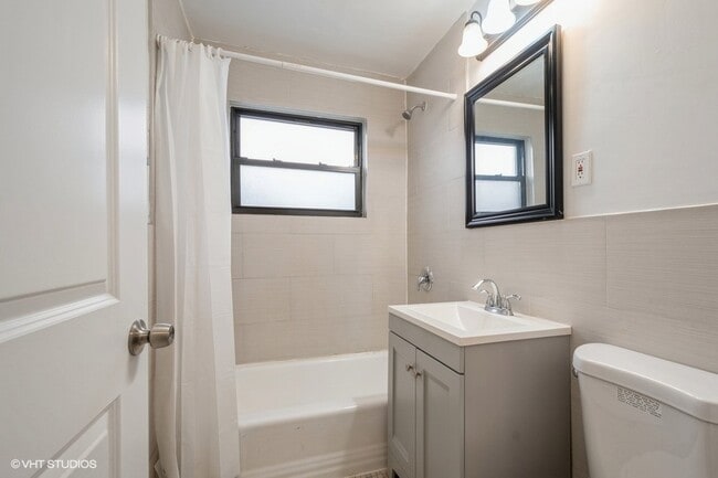 Building Photo - 1-bed - Heat and Gas Included - Laundry on...