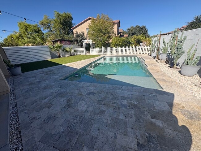 Building Photo - 1180 E Saddleback Pl