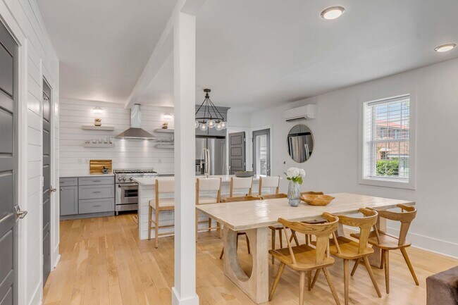 Building Photo - Fully Furnished Downtown Rental