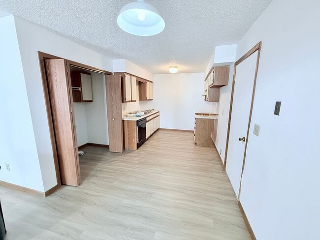 Building Photo - Great 3 Bed 2 Bath 2 Car Garage Flat Duplex- Pets ok!