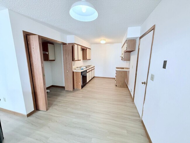 Foto del edificio - Great 3 Bed 2 Bath 2 Car Garage Flat Duplex- Pets ok!