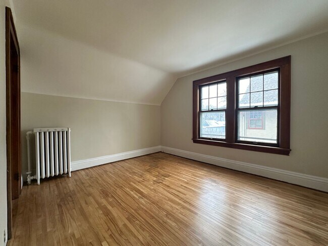 Building Photo - Charming 5 Bedroom House in St.Paul!