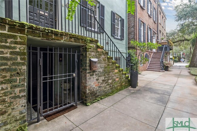 Building Photo - 18 E Jones St