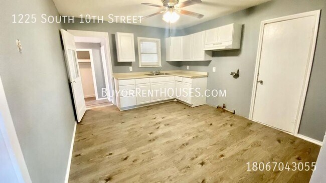 Building Photo - $499 Move-In Special (+ admin fee) + $0 De...