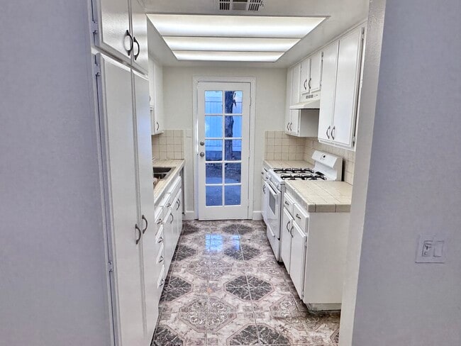 Building Photo - 14156 Oro Grande St