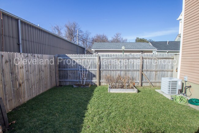 Building Photo - 1450 W 48th St