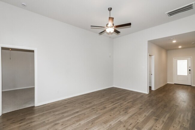 Building Photo - 208 Lgt Smt Dr