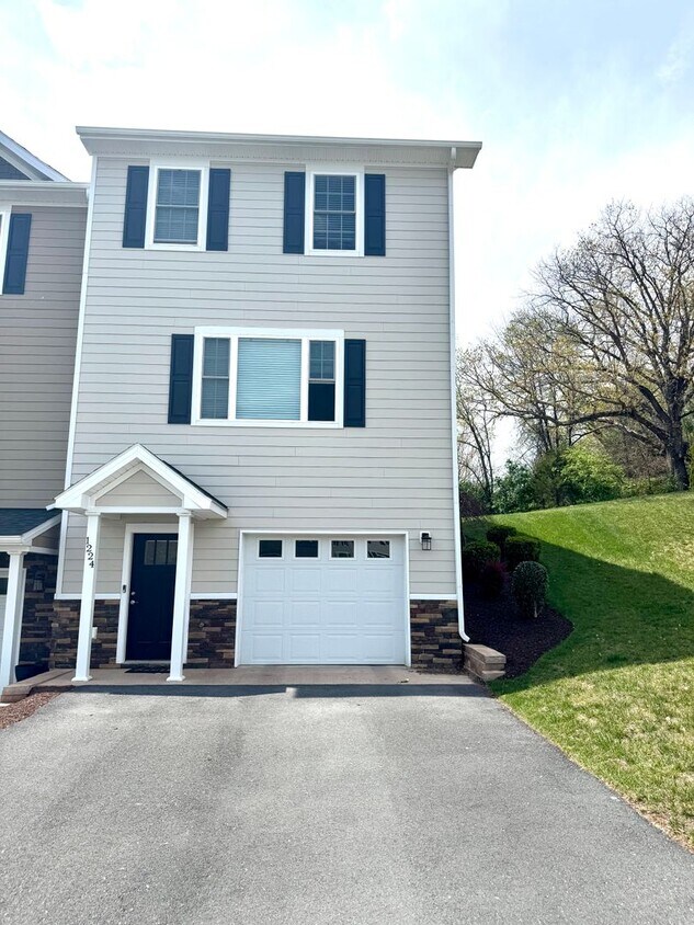 Primary Photo - End Unit Townhouse for Rent in Crescent Ridge