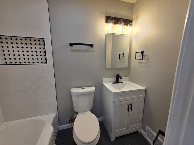 Building Photo - Newly Updated 3 bedroom 1 bathroom Apartment for Rent!